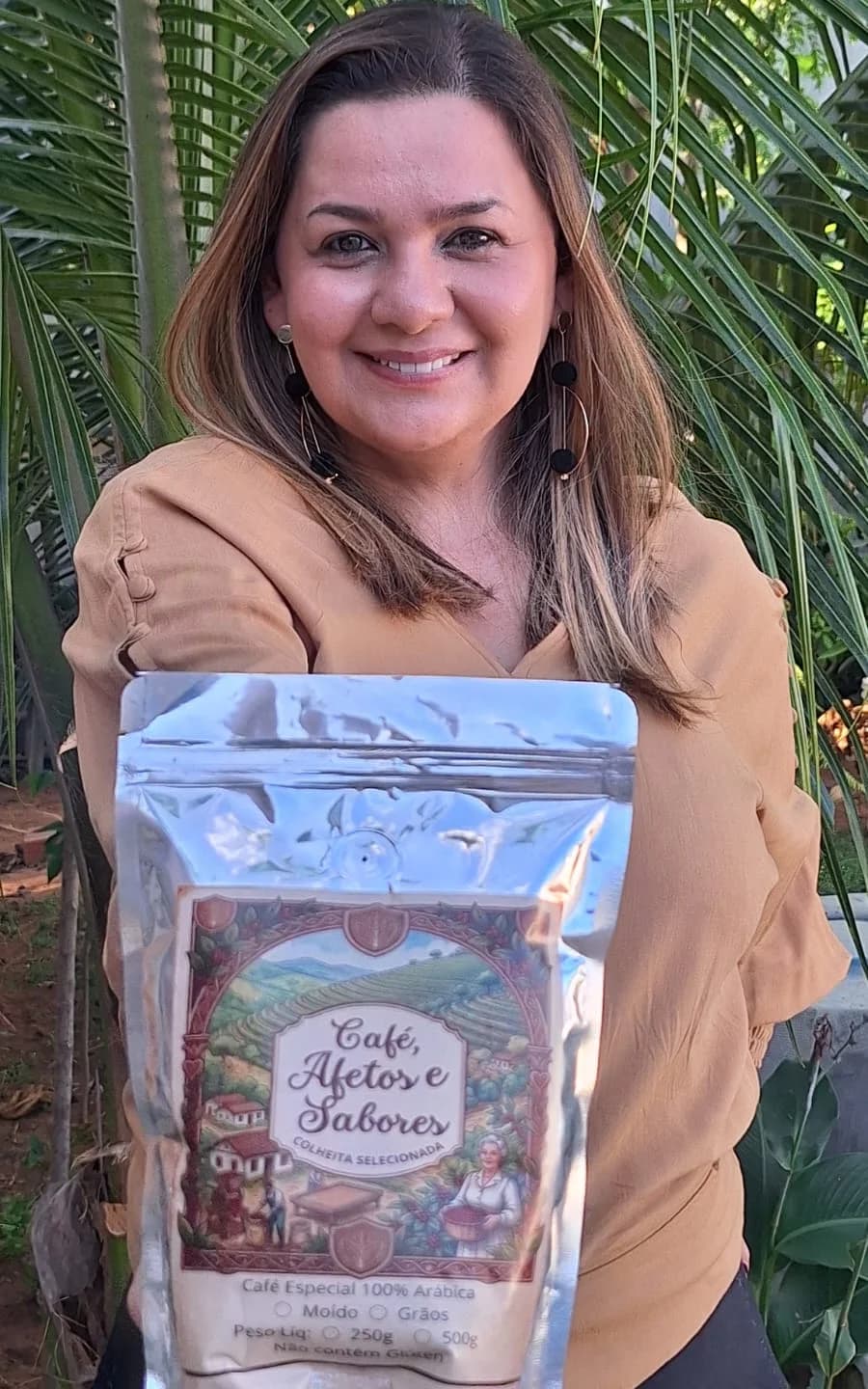 Paula Gerlândia, fundadora do Café, Afetos e Sabores, segurando um pacote da Coleção Afetos